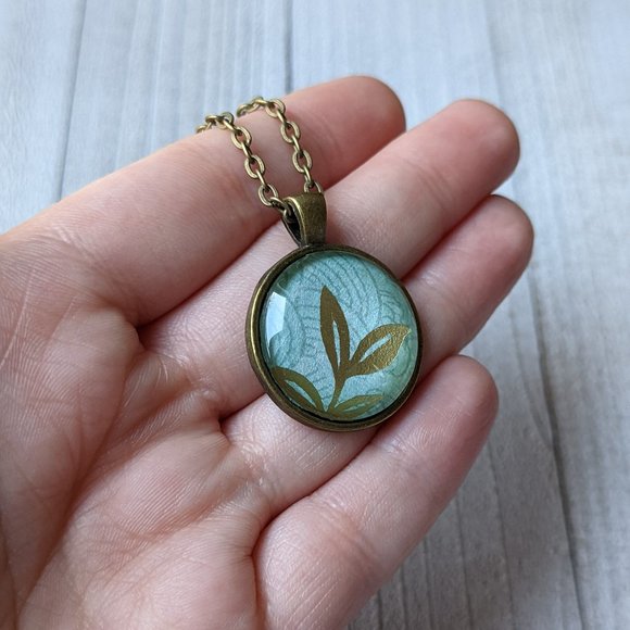 Glass Dome Cabochon Necklace with Gold Leaves & Pale Green Lines Pattern - Picture 3 of 16